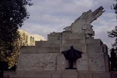 Vue latérale du mémorial de l